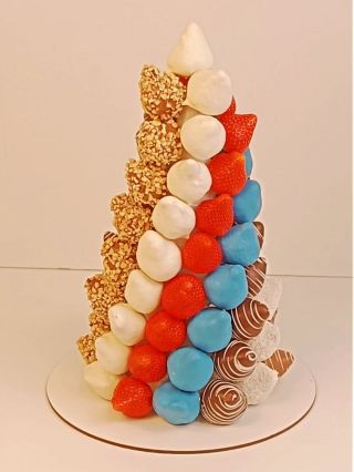 Jahodová Věž Trikolora ČR 🍓❤️ Speciálně vytvořená pro #krestknihy @martinaptackova která se konala v #britishembassy ....