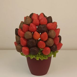 Jahodová kytice tři barev🍓🍓🍓 #jahodyvcokolade #ovocnedarkycz #ovocnekytice #darkypraha #kytky #dortynaobjednavku #dortypraha